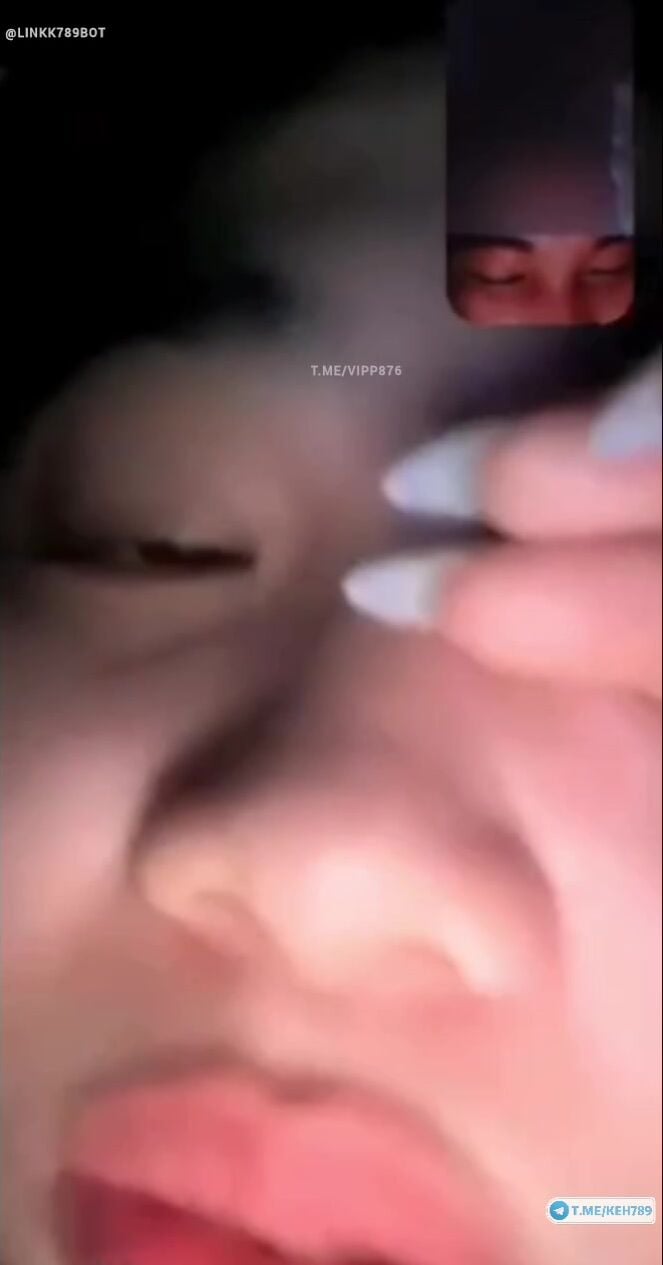 Nữa đêm call video nói chuyện với em rau mà thèm quá bắt e show vú xem xíu